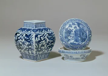 Ming blå och vit fyrkantig balusterburk och rund låda, Chia Ching period (1522-66)