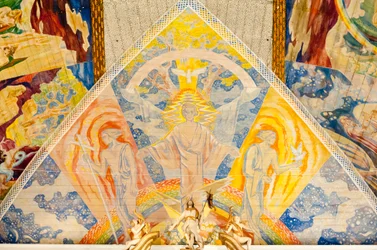 Modern konst; färgstark takmålning av Lou Mohr; ”Treenigheten”; 1938; målning av Jesus Kristus i Oslo domkyrka; Oslo Domkirke; Oslo; Norge; Skandinavien; Nordeuropa; Europa