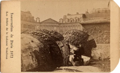 Municipality of Paris (1871): två communards poserar nära skräpet av den fallna kolonnen på Place Vendome i Paris. Anonym fotografering. Dämpa. 10,5x6,4 cm