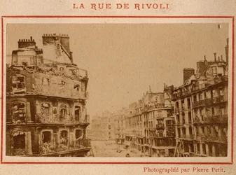 Paris kommun (1871): utsikt över brandbyggnaderna på Rue de Rivoli i Paris i maj 1871. Fotografi av Pierre Pepetit. Tryck på kartong, Dim. 9x5,4 cm