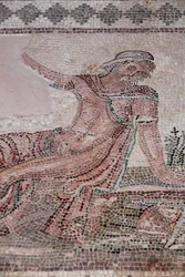 Narcissus tittar på sin reflektion i en vattenpöl - Paphos mosaiker, House of Dionysos - Slutet av 2:a århundradet e.Kr. - Cypern - Betraktelse av Narcissus ovanför en bassäng - Mosaiker från Paphos, House of Dionysos - Slutet av II sciecle ap JC - UNESCO 