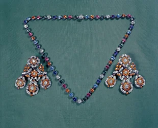 Halsband och örhängen set med mångfärgade pastor, c.1760