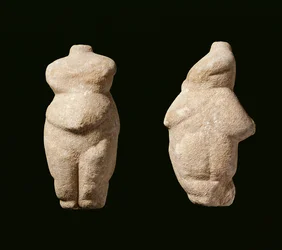 Neolithic Steopagus Lady, framifrån och från sidan, Avaritsa (Meliteia) i Thessalien, Grekland, 6000-5200 f.Kr. (marmor)
