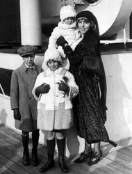 New York City (USA), december 1923: Fotografier på SS Paris, Mrs Guinevere Sinclair Gould (änka efter finansmannen George J. Gould I) och hennes tre barn (George J. Gould Jr, Jane S. Gould och Guinevere S. Gould) under ombordstigning till Europa. Fru Guine