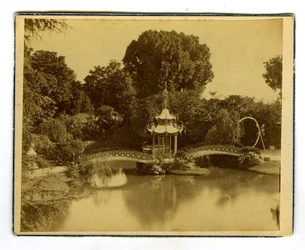 Orleans, Loiret (45), Centre, Frankrike, Paviljong och kinesisk bro i en park i Orleans