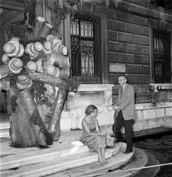 PALAZZO GRASSI: "" FRÅN NATUR TILL KONST "" KONSTKRITIKERN MICHEL TAPIE DE CELEYRAN MED BEATRICE MONTI DELLA CORTE - 1960