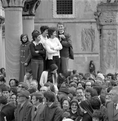 FOLK SOM SER PÅ KARDINALEN ALBINO LUCIANI (Johannes Paulus I, Johannes Paulus I) MED PÅVEN PAOLO VI (Paul VI) I VENEDIG - 1972