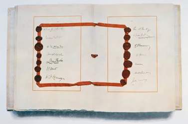 Sida i Versaillesfördraget med undertecknare, 28 juni 1919 (bläck på papper)
