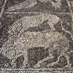 Panter attackerar en tjur (stenmosaik)