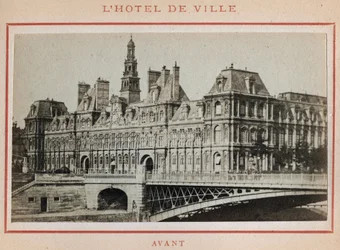 Paris Commune (1871): utsikt över Hotel de Ville i Paris innan dess brand i maj 1871. Fotografi av Pierre Pepetit. Tryck på kartong, Dim. 9x5,4 cm