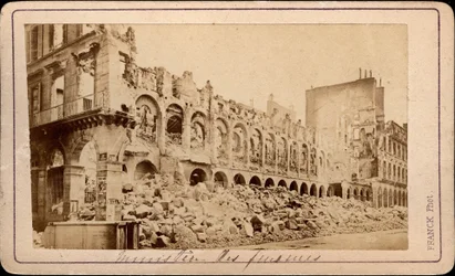 Pariskommunen (1871): utsikt över finansministeriet i ruiner i maj 1871. Franck fotografering. Dämpa. 10,3x6,9 cm
