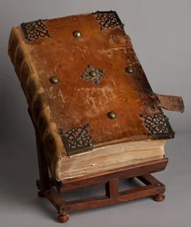 Sockenmuseum. Missal på latin. Stängd. Gravyr från Joachim Ballester. Papper och läder. 1700-talet.