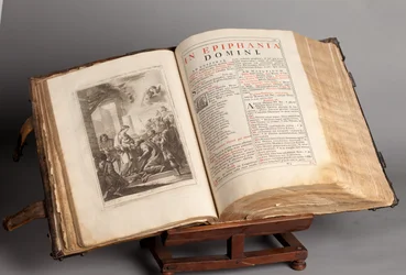 Sockenmuseum. Missal på latin. Gravyr från Joachim Ballester. Papper och läder. 1700-talet.