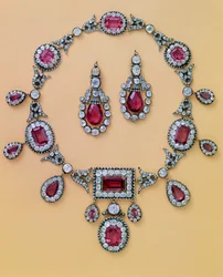 Del av en antik spinell och diamant parure som består av tiara, hårprydnad, halsband och öronhängen