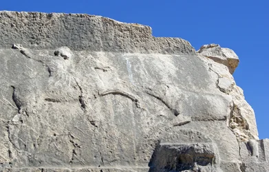 Pelargrav med gravyr som visar en jägare som dödar en vildsvin, Xanthos, Turkiet (foto)