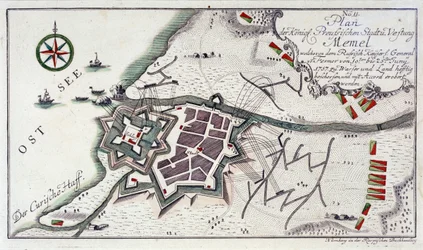 Plan över Memel (nuvarande Klaipeda, Litauen), under stadens kapitulation, 27 juni-5 juli 1757. Etsning av vatten i 1764 års färger.