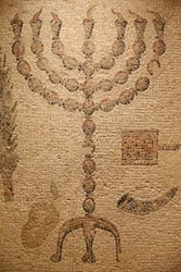 Portion of a Synagogue Mosaic Floor (Replica) - original: Beth Alpha Synagogue, Israel - 600-talet CE - Menorah - Det judiska museet New York, New York, USA