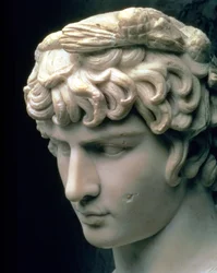 Porträtthuvud av Antinous med Dionysos krans, del av en staty från kejsar Hadrianus villa i Tivoli, romersk, 100-talet