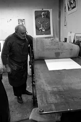 Porträtt av Dikran Daderian, libanesisk målare och gravör. Förberedelse av lottningen. Pasnic gravyrverkstad i Paris 2008.
