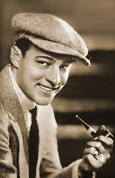 Porträtt av Rudolph Valentino (1895 - 1926) (svartvitt foto).