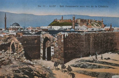 Vykort föreställande Bab Quinnasrin och citadellet i Aleppo, ca 1920 (fotolito i färg)