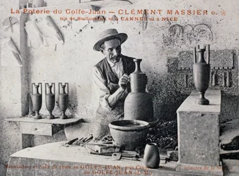 Vykort med Clement Massier (1844-1917), keramikermästare av Poterie de Golf-Juan på jobbet i sin ateljé, Frankrike, 1900-talet