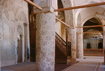 Bönsal med pelare och mihrab (bönisch), troligen byggd på 900-talet (foto)