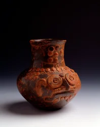 Förcolumbiansk konst, mayacivilisationen, tidig postklassisk period: lerkruka som föreställer guden Tlaloc. Från Asunción Mita, Jutiapa, Guatemala. Mått: h. 14 x diam. 7,6 cm. Guatemala, Nationella arkeologiska och etnologiska museet