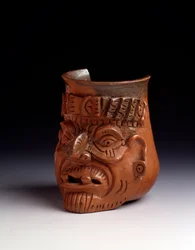 Förkolumbiansk konst, mayacivilisationen, postklassisk period: antropomorf lervas föreställande huvudet av en gammal man med diadem och örhängen. Mått: höjd 15,5 x bredd 10 cm. Guatemala, Nationella museet för arkeologi och etnologi
