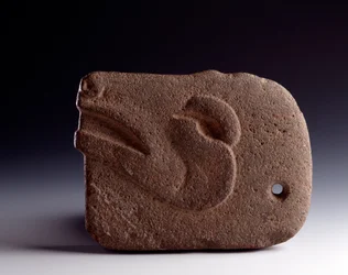Förkolumbiansk konst, mayacivilisationen, klassisk period: zoomorf yxa i huggen sten föreställande ett hjorthuvud. Mått: 26,5 x bredd 19,5 cm. Guatemala, Nationella museet för arkeologi och etnologi