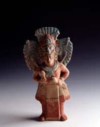 Förcolumbiansk konst, mayacivilisationen, senklassisk period: antropomorf lerstatyett som föreställer en stående figur och fungerar som musikinstrument. Från Nebaj, Quiché, Guatemala. Mått: 21 x 11 cm. Guatemala, Nationella arkeologiska och etnologiska