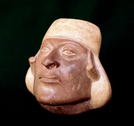 Pre-columbiansk konst, mochica civilisation: terrakottavas som representerar en mans huvud - 200 BC-700 AD - Lima, National Museum of Anthropology and Archaeology, Peru - Förcolumbiansk konst, Moche civilisation