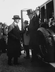 President Woodrow Wilson stiger ur en bil. Washington, DC, cirka 1918. Foto av (s/v foto)