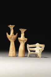 Psi-typ kvinnlig idol, Tau-typ kvinnlig idol och modell av en tron, 1400-1200 f.Kr.