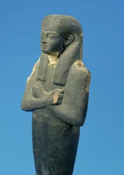 Ptah-Sokar-Osiris figur med tredelad peruk och korsade armar, egyptisk, 21:a-22:a dynastin, c.900 f.Kr. (trä) (detalj av 83306)