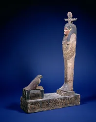 Ptah-Soker-Osiris figur som står på en lådsockel vänd mot en sarkofag med en Horusfalk, begravningsobjekt, egyptisk, ptolemaisk period, ca. 200 f.Kr. (polykromt trä)
