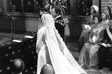 Drottning Silvia och kung Carl XVI Gustaf under bröllopsceremonin i Storkyrkan i Stockholm