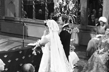 Drottning Silvia och kung Carl XVI Gustaf under bröllopsceremonin i Storkyrkan i Stockholm