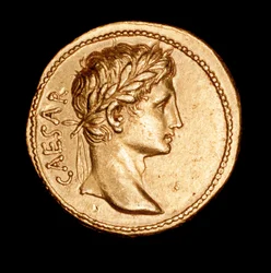 Sällsynt antikt romerskt mynt, aureus, kejsar Augustus omkring 27 f.Kr.