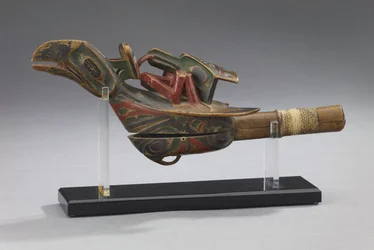 Raven Rattle, sent 1800-tal (polykromt trä med sladd)