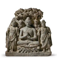 Relieftriad av Buddha Shakyamuni med bodhisattvor, 3:e-4:e århundradet (grå skiffer)