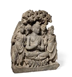Relieftriad av Buddha Shakyamuni med bodhisattvor, 3:e-4:e århundradet (grå skiffer)