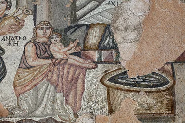 Representation av den nyfödda Akilles med hans sjuksköterska Anatrophe och Ambrosia, symbol för gudarnas mat och odödlighet, som tar med vatten i en gyllene burk - Detalj från panelen som representerar det första badet av Achilles - Paphos Mosaics, Villa o