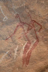 Stenkonst, förhistoria: Stenmålning av två longiline-karaktärer i ett utsmyckat skydd i Uweinatbergen, Sudan. Period från 8000 till 3000 år f.Kr. Fotografi