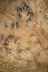Stenkonst, förhistoria: Negativa händer i en grotta i Ouadi el Obeyd i den vita öknen, Egypten. Period från 8000 till 3000 år f.Kr. Fotografi