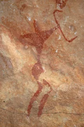 Bergkonst, förhistoria: Målning av en karaktär (bågskytt) i ett utsmyckat skydd, i Uweinat-massivet, Sudan (Karkur-Talh eller Karkur Talh). Period från 8000 till 3000 år f.Kr. Fotografi