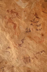 Stenkonst, förhistoria: Stenmålning av en stor uppsättning karaktärer och boskap i ett utsmyckat skydd, i Uweinat-massivet, Egypten. (Period från 8000 till 3000 år f.Kr.). Fotografi