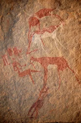 Stenkonst, förhistoria: Stenmålning av karaktärer, boskap och "guerbas" (skinn) i ett utsmyckat skydd, i Uweinat-massivet, Sudan. Period från 8000 till 3000 år f.Kr. Fotografi