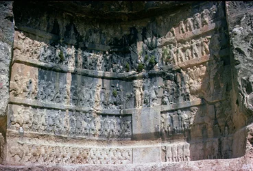 Klipprelief föreställande den sassaniske kungen Shapur I (241-72), det persiska kavalleriet och bifloderna, 300-talet (sten)
