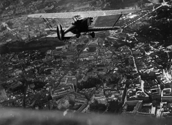 Rom (Italien), ca 1930: Italiens luftfartsminister Italo Balbo (1896-1940) flyger över staden ombord på ett "Ro1"-biplan under flygdemonstrationen som gavs för invigningen av Salon du Tourisme - Rom, Italien, ca 1930: Italiens luftfartsminister, It